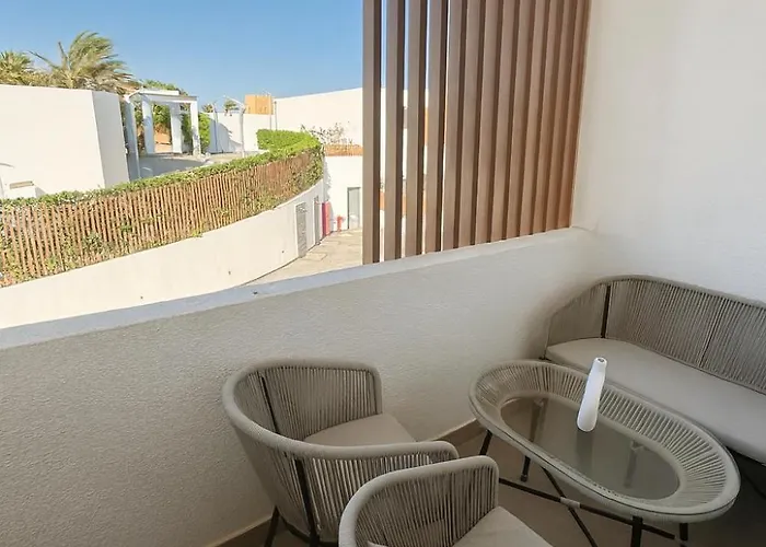 Apartment Sunny Escape 1br With Pool Access *