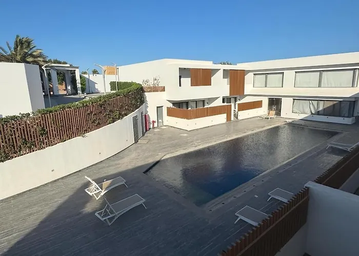 Sunny Escape 1br With Pool Access Apartment