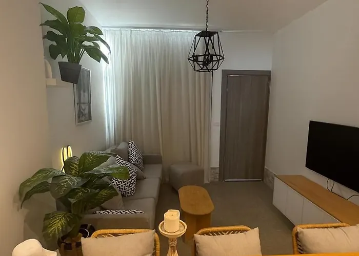 Sunny Escape 1br With Pool Access *