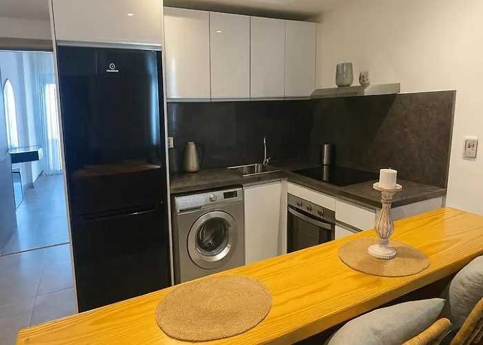 Sunny Escape 1br With Pool Access *