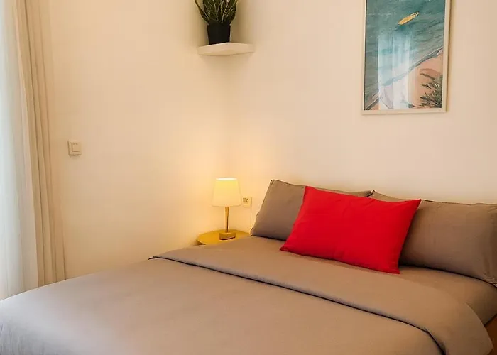 Sunny Escape 1br With Pool Access Apartment *